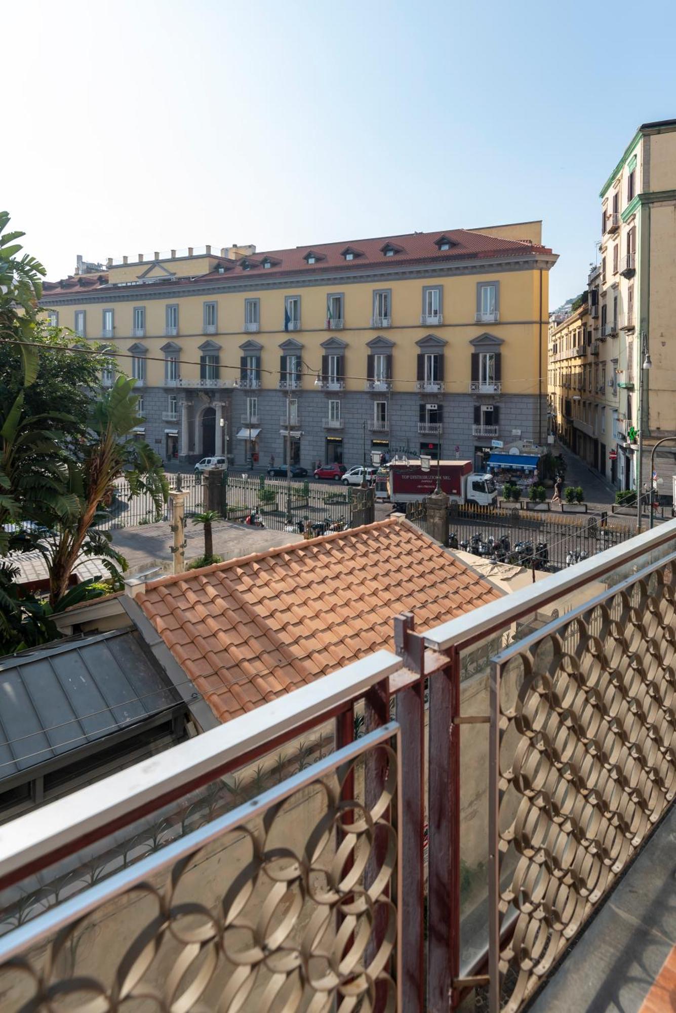 Well Suites - Piazza Dei Martiri Neapel Exterior foto